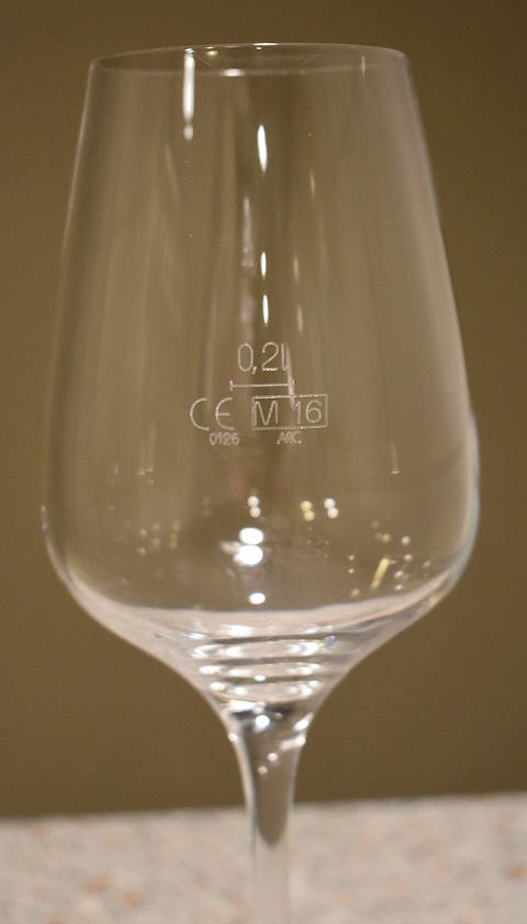 An example of a fill line on a wine glass